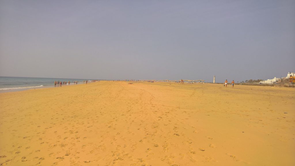 Strand & Meer bei leichtem Calima mit Leuchtturm von Morro Jable (Jandia)