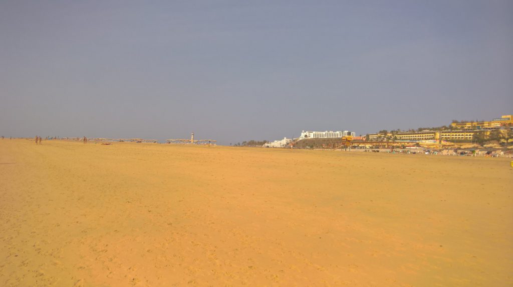 Strand bei leichtem Calima mit Leuchtturm von Morro Jable (Jandia)