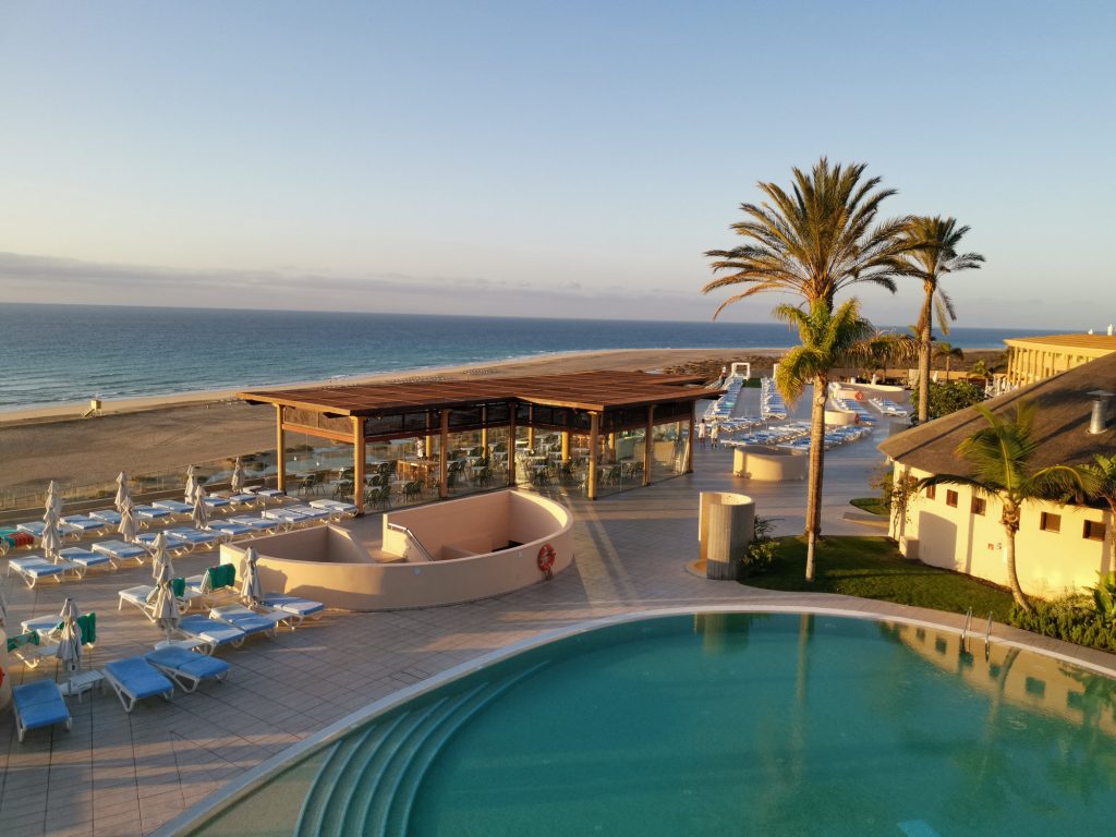 Terrasse & Pool mit Blick aufs Meer