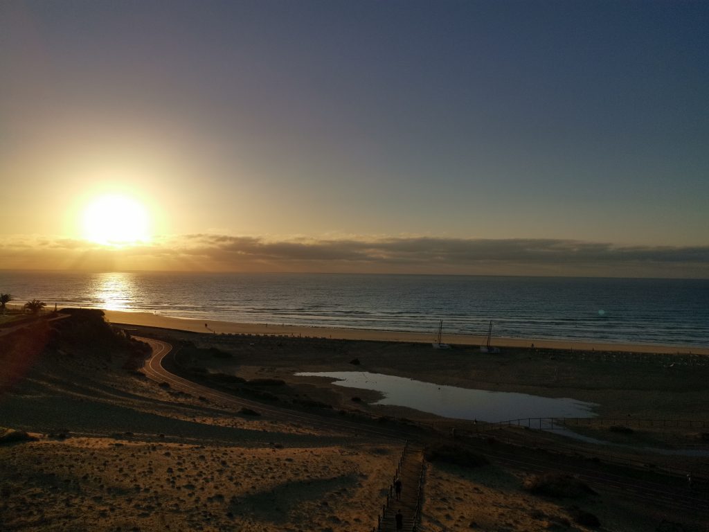 Blick vom Hotel auf den Strand bei Sonnenaufgang