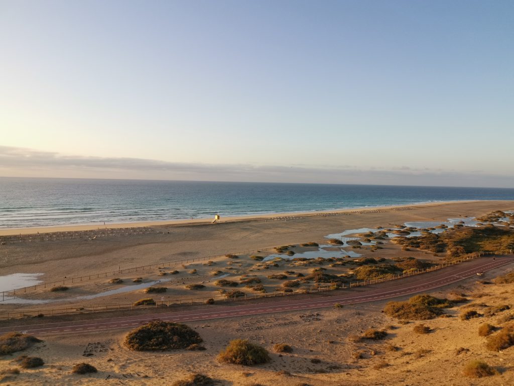 Strand und Naturschutzgebiet (Salzwiesen) bei Sonnenaufgang